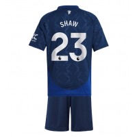 Camisa de Futebol Manchester United Luke Shaw #23 Equipamento Secundário Infantil 2024-25 Manga Curta (+ Calças curtas)